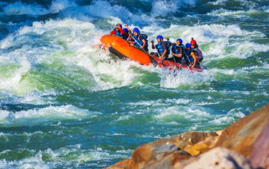 İnsanlar Rishikesh Hindistan 'da Ganj nehrinde rafting yaparken eğleniyorlar.