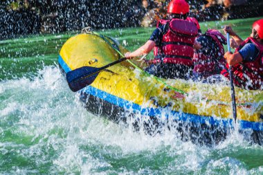 İnsanlar Rishikesh Hindistan 'da Ganj nehrinde rafting yaparken eğleniyorlar.