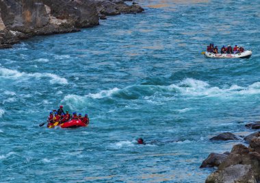 İnsanlar Rishikesh Hindistan 'da Ganj nehrinde rafting yaparken eğleniyorlar.