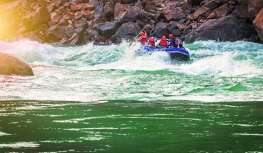 İnsanlar Rishikesh Hindistan 'da Ganj nehrinde rafting yaparken eğleniyorlar.