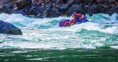 İnsanlar Rishikesh Hindistan 'da Ganj nehrinde rafting yaparken eğleniyorlar.