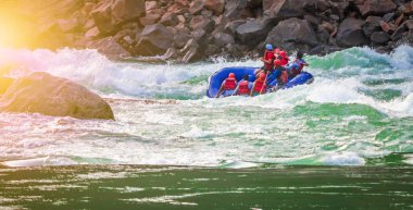 İnsanlar Rishikesh Hindistan 'da Ganj nehrinde rafting yaparken eğleniyorlar.