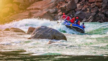 İnsanlar Rishikesh Hindistan 'da Ganj nehrinde rafting yaparken eğleniyorlar.