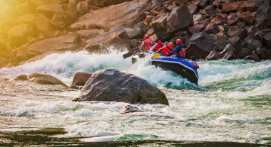 İnsanlar Rishikesh Hindistan 'da Ganj nehrinde rafting yaparken eğleniyorlar.