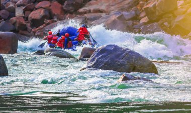 İnsanlar Rishikesh Hindistan 'da Ganj nehrinde rafting yaparken eğleniyorlar.