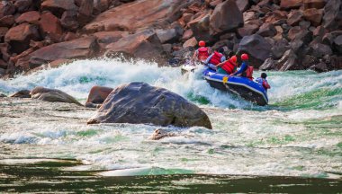 İnsanlar Rishikesh Hindistan 'da Ganj nehrinde rafting yaparken eğleniyorlar.