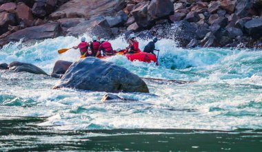İnsanlar Rishikesh Hindistan 'da Ganj nehrinde rafting yaparken eğleniyorlar.