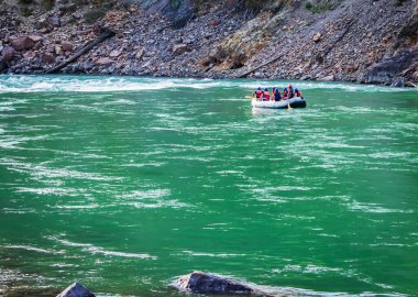 İnsanlar Rishikesh Hindistan 'da Ganj nehrinde rafting yaparken eğleniyorlar.