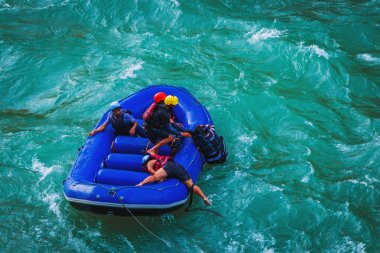 İnsanlar Rishikesh Hindistan 'da Ganj nehrinde rafting yaparken eğleniyorlar.