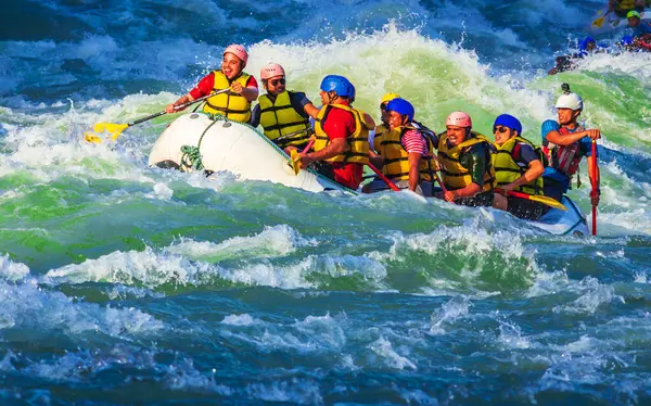 İnsanlar Rishikesh Hindistan 'da Ganj nehrinde rafting yaparken eğleniyorlar.