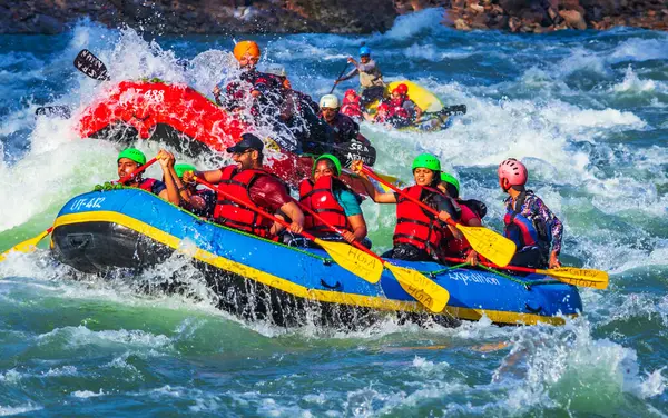 İnsanlar Rishikesh Hindistan 'da Ganj nehrinde rafting yaparken eğleniyorlar.