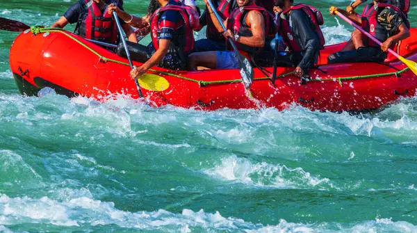 İnsanlar Rishikesh Hindistan 'da Ganj nehrinde rafting yaparken eğleniyorlar.