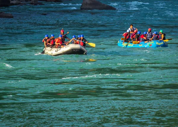 İnsanlar Rishikesh Hindistan 'da Ganj nehrinde rafting yaparken eğleniyorlar.