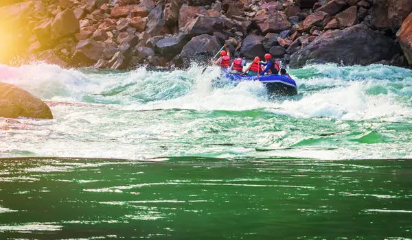 İnsanlar Rishikesh Hindistan 'da Ganj nehrinde rafting yaparken eğleniyorlar.