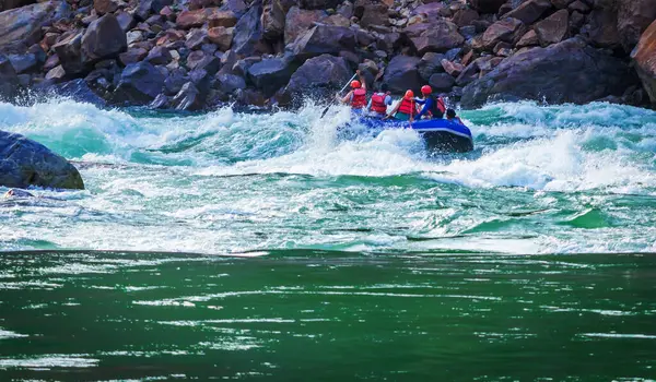 İnsanlar Rishikesh Hindistan 'da Ganj nehrinde rafting yaparken eğleniyorlar.