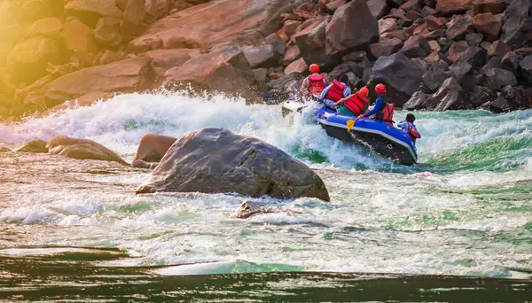 İnsanlar Rishikesh Hindistan 'da Ganj nehrinde rafting yaparken eğleniyorlar.