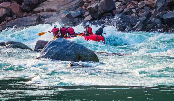 İnsanlar Rishikesh Hindistan 'da Ganj nehrinde rafting yaparken eğleniyorlar.