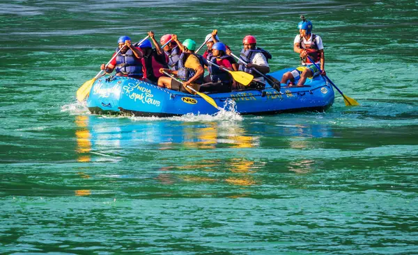 İnsanlar Rishikesh Hindistan 'da Ganj nehrinde rafting yaparken eğleniyorlar.