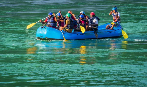 İnsanlar Rishikesh Hindistan 'da Ganj nehrinde rafting yaparken eğleniyorlar.
