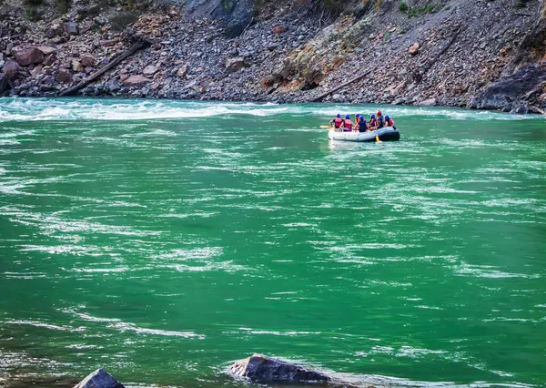 İnsanlar Rishikesh Hindistan 'da Ganj nehrinde rafting yaparken eğleniyorlar.