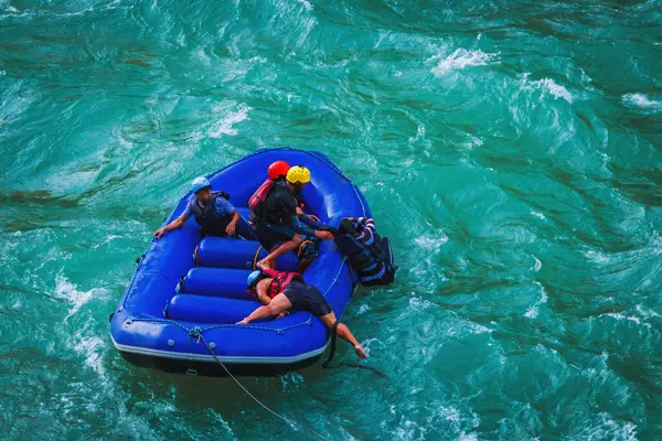 İnsanlar Rishikesh Hindistan 'da Ganj nehrinde rafting yaparken eğleniyorlar.