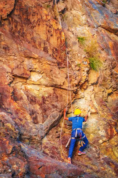 Genç dağcı Rishikesh Hindistan 'da kaya tırmanışı yapıyor.