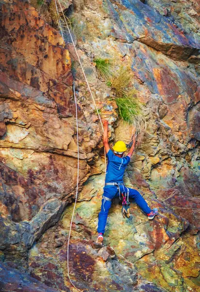 Genç dağcı Rishikesh Hindistan 'da kaya tırmanışı yapıyor.