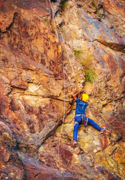 Genç dağcı Rishikesh Hindistan 'da kaya tırmanışı yapıyor.