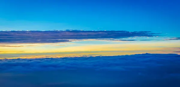 Bulutların üzerinde gün doğumu, nefes kesici bir hava manzarası..