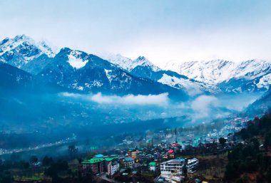 Manali şehrinde gün batımı ve Himalayalar Hindistan