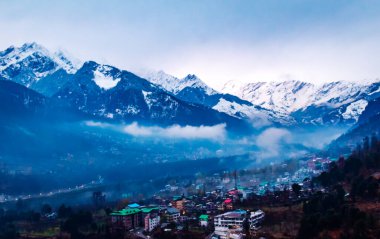 Manali şehrinde gün batımı ve Himalayalar Hindistan