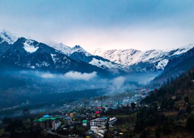 Manali şehrinde gün batımı ve Himalayalar Hindistan