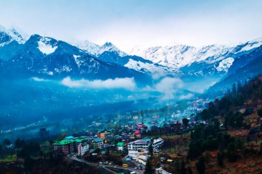 Manali şehrinde gün batımı ve Himalayalar Hindistan