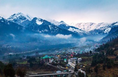 Manali şehrinde gün batımı ve Himalayalar Hindistan