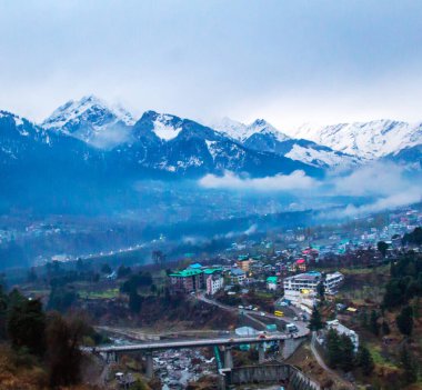 Manali şehrinde gün batımı ve Himalayalar Hindistan