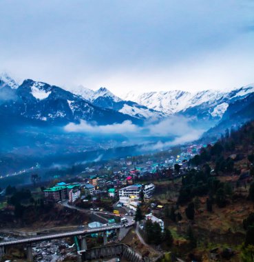Manali şehrinde gün batımı ve Himalayalar Hindistan