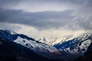 Manali şehrinde gün batımı ve Himalayalar Hindistan