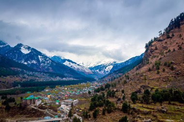 Manali şehrinde gün batımı ve Himalayalar Hindistan