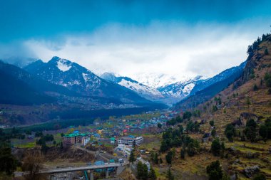 Manali şehrinde gün batımı ve Himalayalar Hindistan