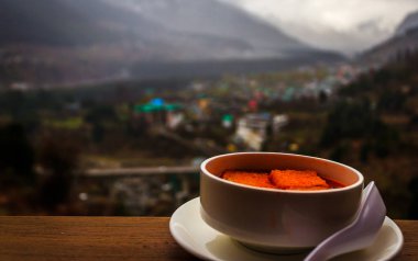 Manali Hindistan 'da soğuk havada sıcak çorba