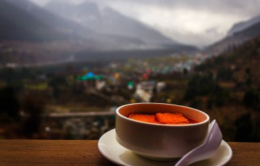 Manali Hindistan 'da soğuk havada sıcak çorba