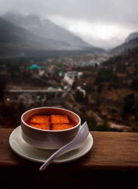 Manali Hindistan 'da soğuk havada sıcak çorba