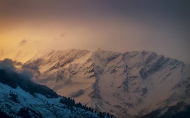 Manali, Himachal Pradesh Hindistan 'da gün batımından sonra Himalayalar Dağları' nın çarpıcı yakın görüntüsü