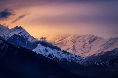 Manali, Himachal Pradesh Hindistan 'da gün batımından sonra Himalayalar Dağları' nın çarpıcı yakın görüntüsü