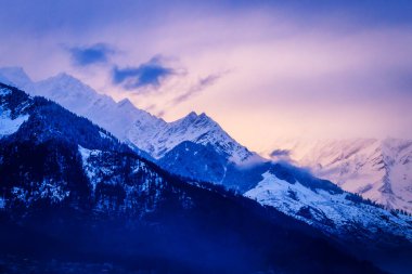 Manali, Himachal Pradesh Hindistan 'da gün batımından sonra Himalayalar Dağları' nın çarpıcı yakın görüntüsü