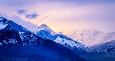 Manali, Himachal Pradesh Hindistan 'da gün batımından sonra Himalayalar Dağları' nın çarpıcı yakın görüntüsü