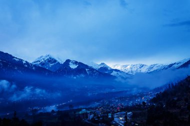 Manali şehrinde gün batımı ve Himalayalar Hindistan