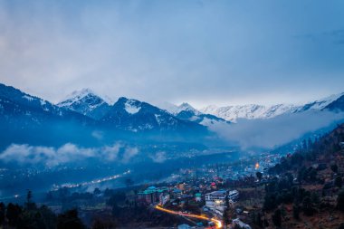 Manali şehrinde gün batımı ve Himalayalar Hindistan