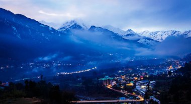 Manali şehrinde gün batımı ve Himalayalar Hindistan