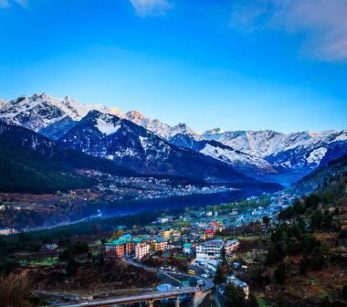 Güneşli bir günde Manali Hindistan 'da Himalayalar' da gün doğumu